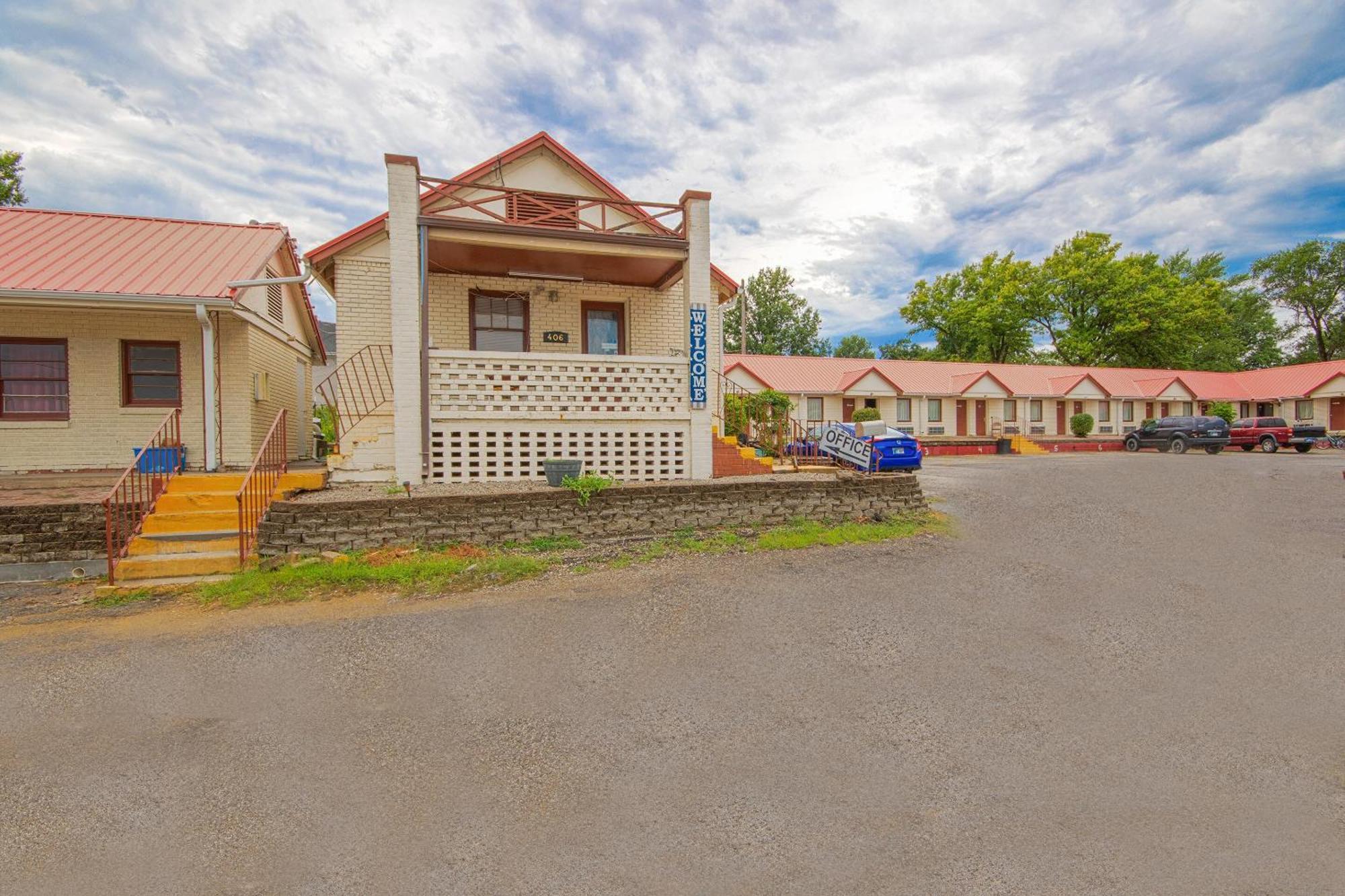 Sunflower Motel Hiawatha By Oyo ภายนอก รูปภาพ