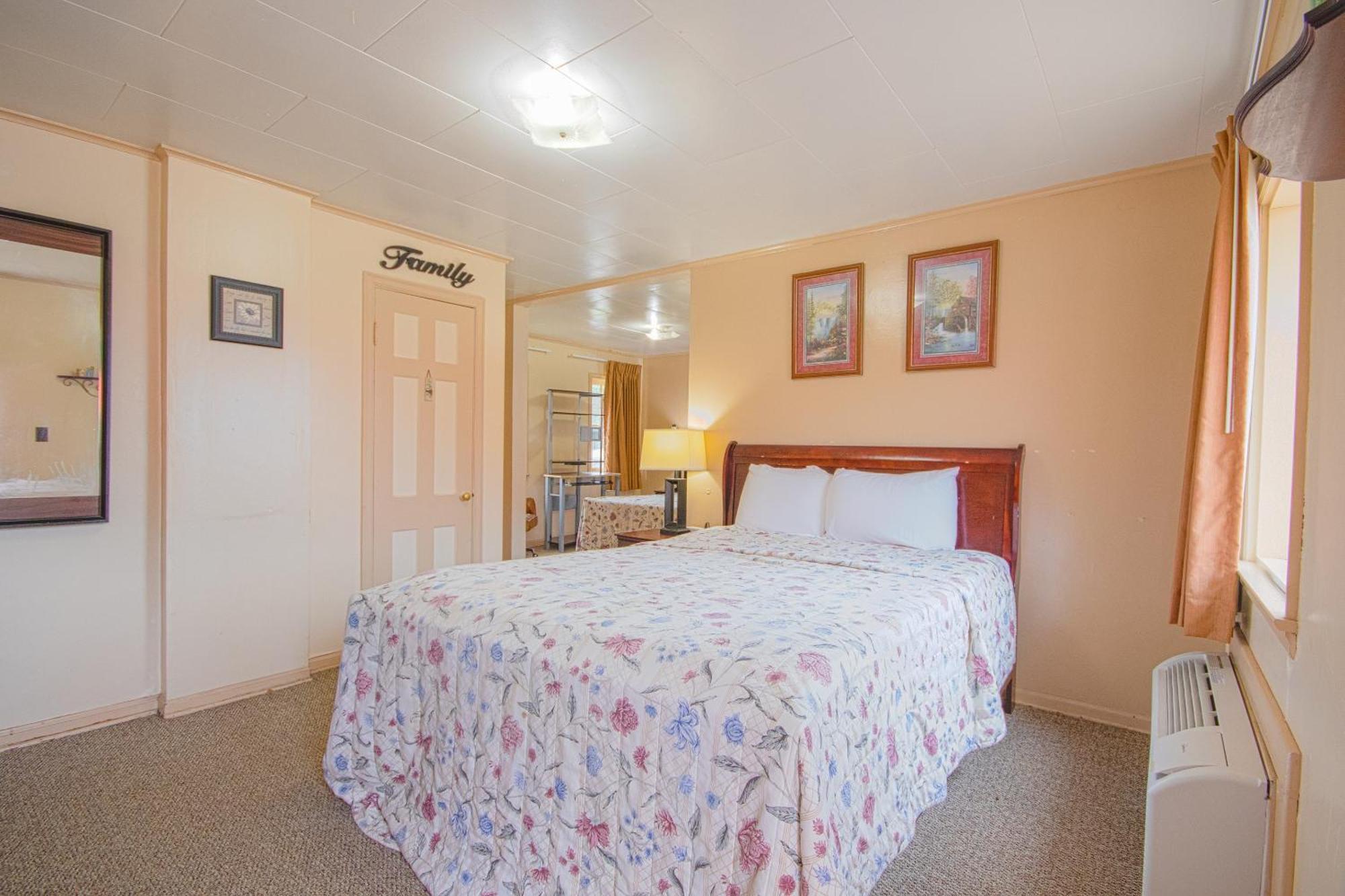 Sunflower Motel Hiawatha By Oyo ภายนอก รูปภาพ