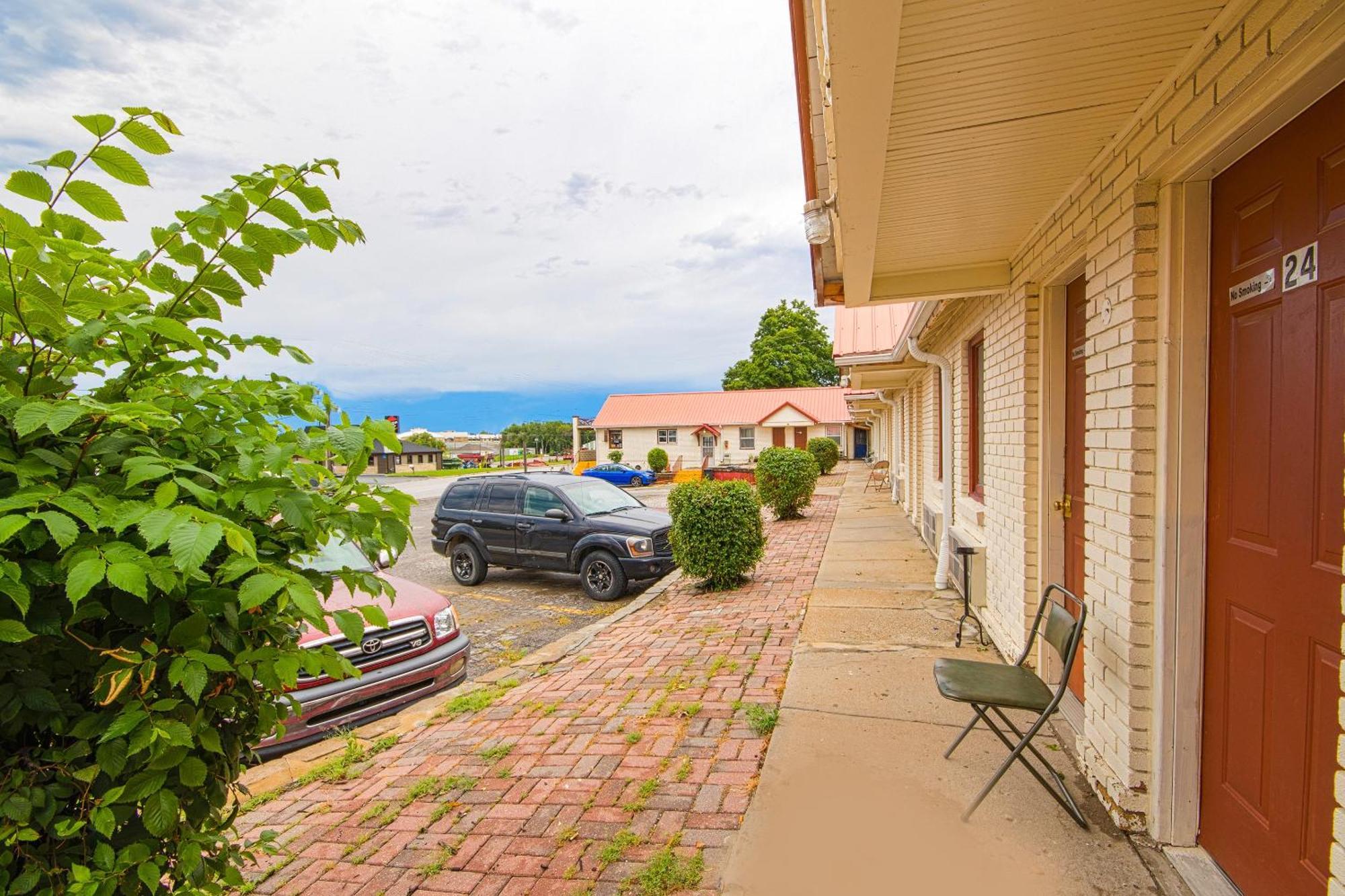 Sunflower Motel Hiawatha By Oyo ภายนอก รูปภาพ