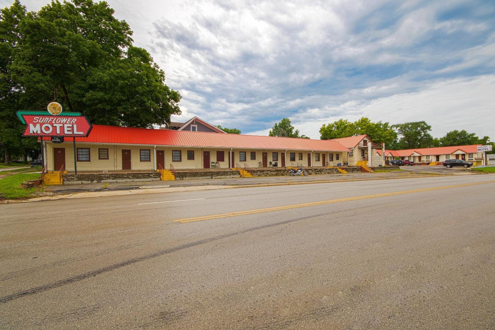 Sunflower Motel Hiawatha By Oyo ภายนอก รูปภาพ
